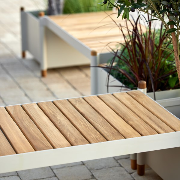 Slider 3 Sticks Pflanzgefäß und Bank.jpg